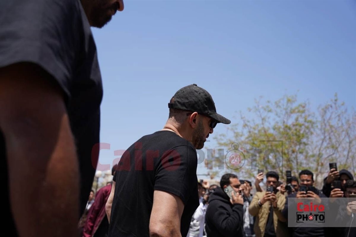 لقطات مؤثرة لـ نجوم الفن من عزاء الفنان سليمان عيد|