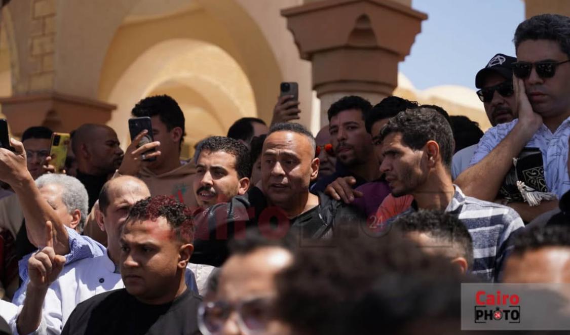 لقطات مؤثرة لـ نجوم الفن من عزاء الفنان سليمان عيد|