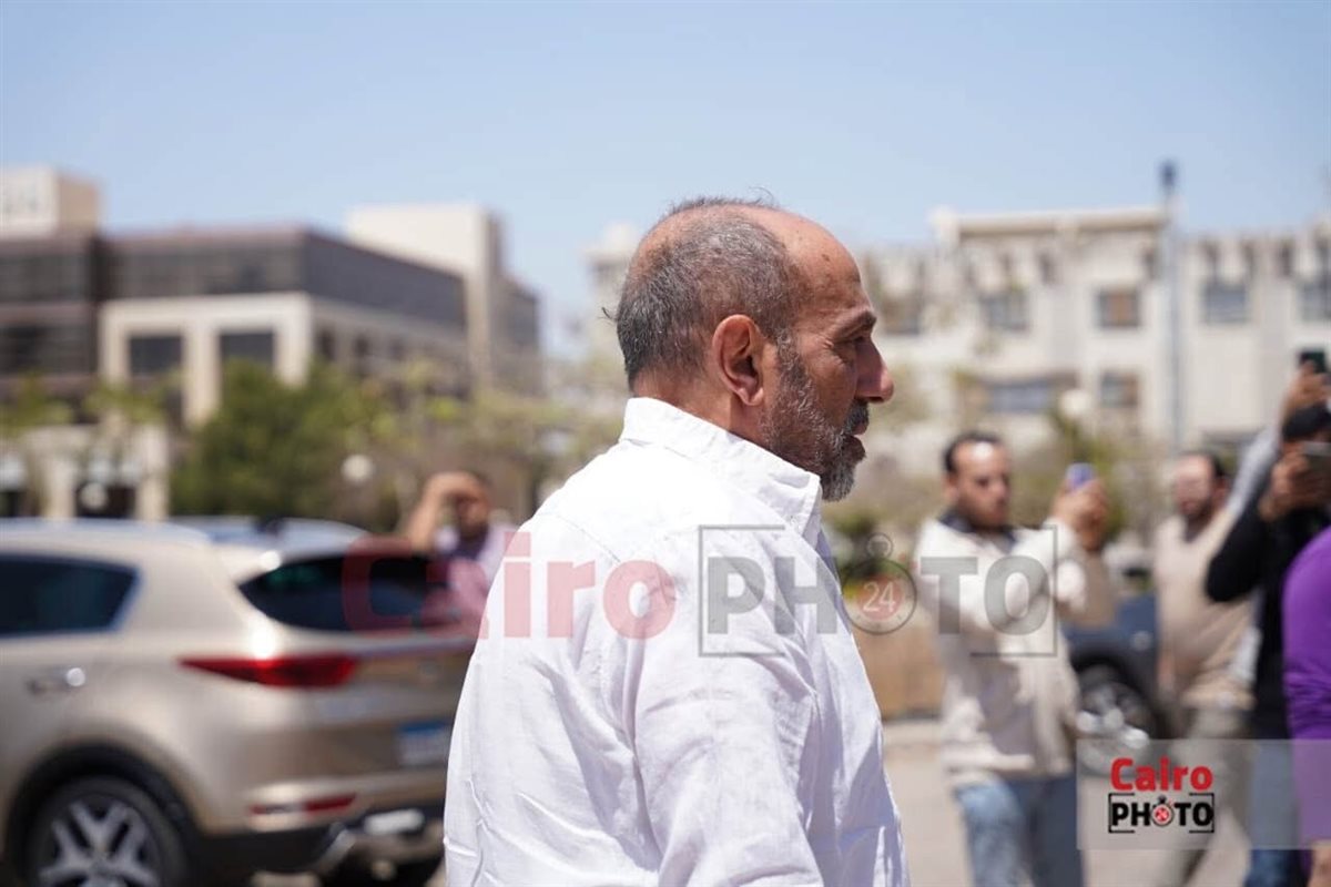 لقطات مؤثرة لـ نجوم الفن من عزاء الفنان سليمان عيد|