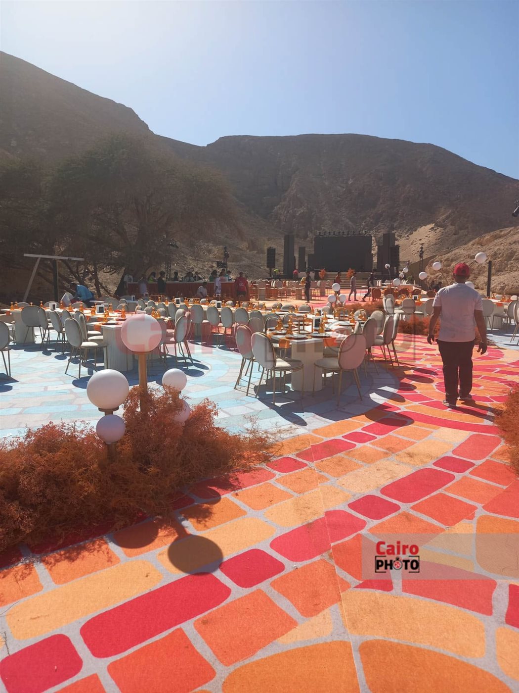 التجهيزات الأخيرة من حفل زفاف ابنة المستشار طاهر الخولي بالجونة