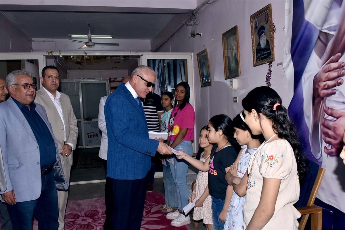 محافظ الأقصر يهنى اطفال الأقصر بالعيد