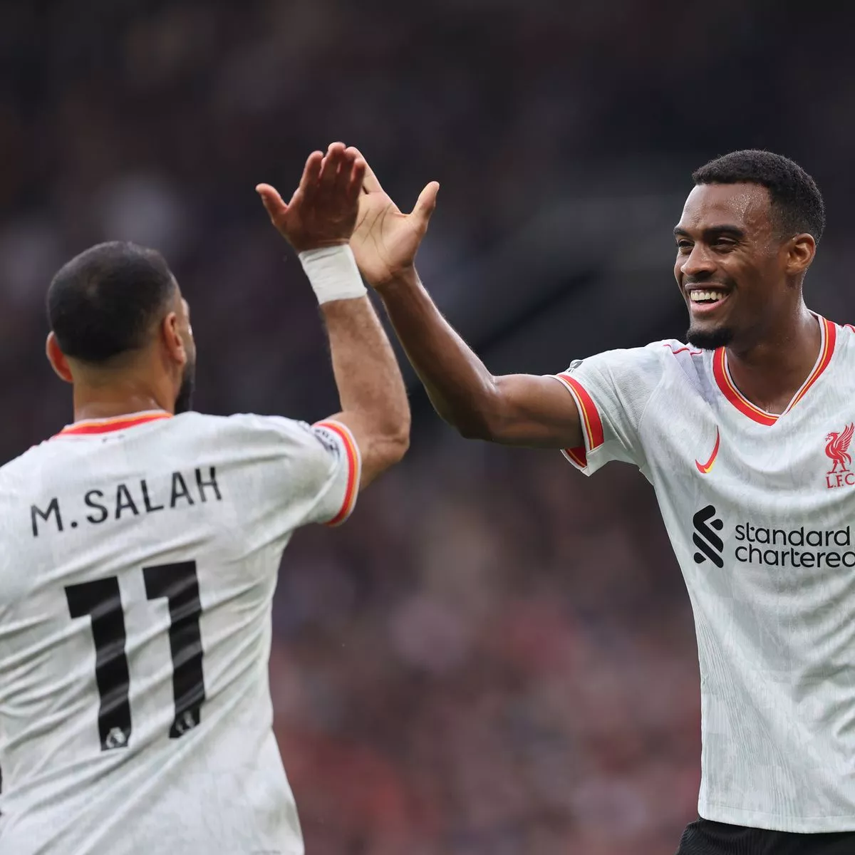 الهولندي ريان جرافينبيرخ لاعب وسط ليفربول رفقة محمد صلاح