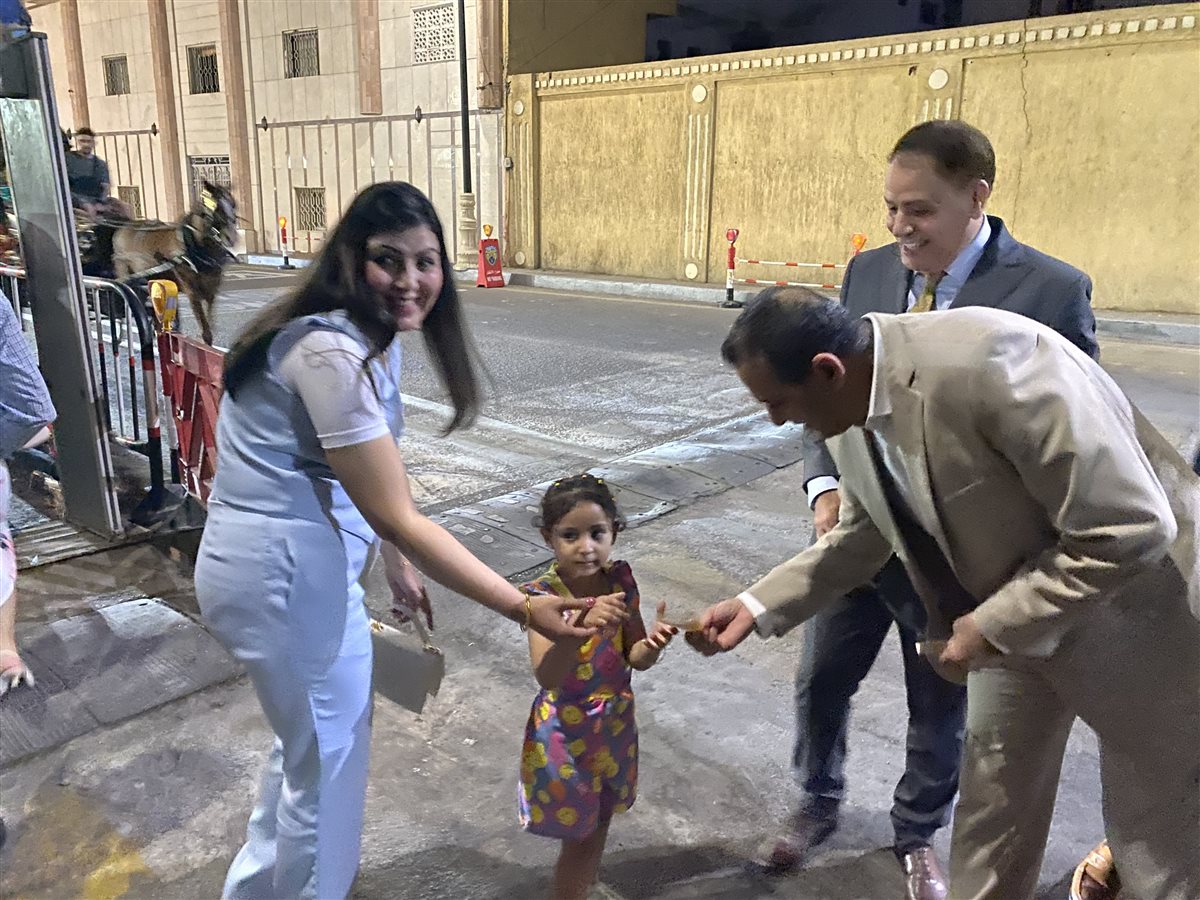 رئيس مدينة الأقصر يوزع العيديات والحلوى على ابواب الكنيسة