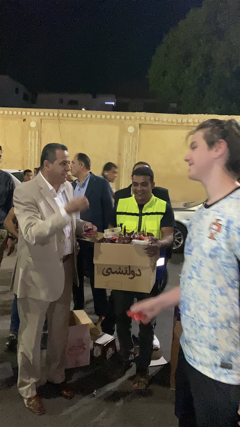 رئيس مدينة الأقصر يوزع العيديات والحلوى على ابواب الكنيسة