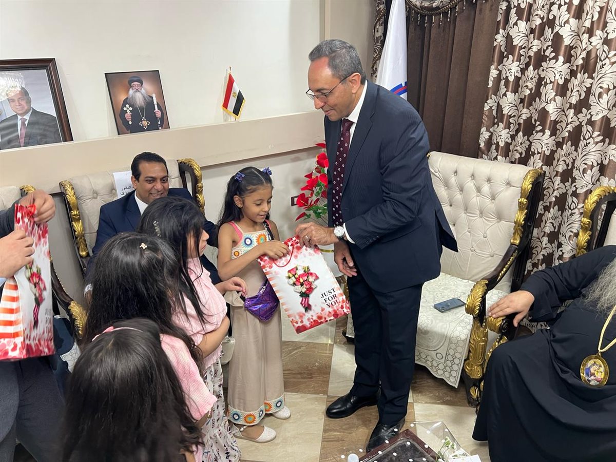 محافظ قنا يهنئ الأقباط بعيد القيامة 