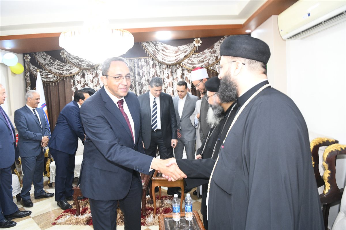 محافظ قنا يهنئ الأقباط بعيد القيامة 