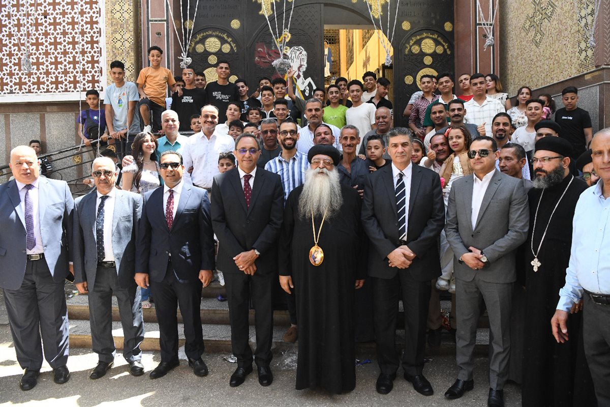 محافظ قنا يهنئ الأقباط بعيد القيامة 