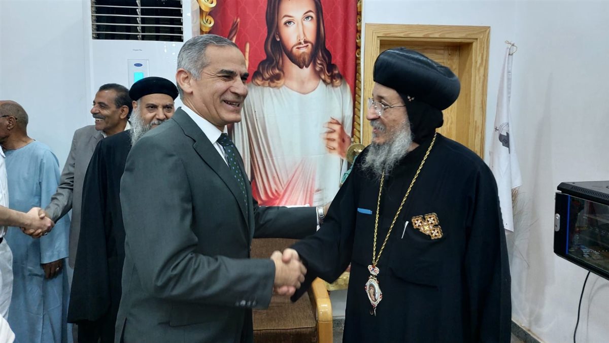 مدير أمن الأقصر يقدم التهنئة بعيد القيامة المجيد