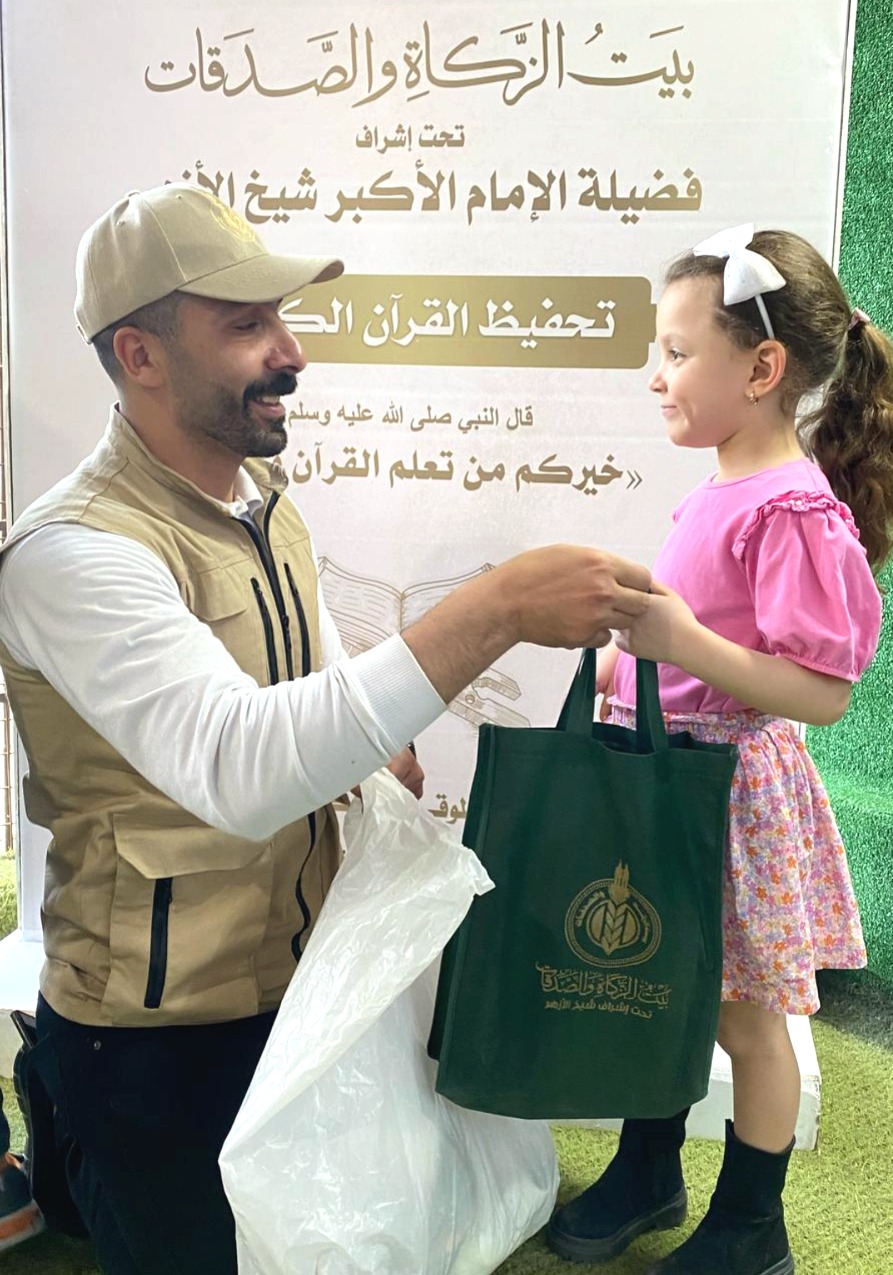 «بيت الزكاة والصدقات» يستكمل حملة دعم حفظة القرآن الكريم في القرى الأكثر احتياجًا بمحافظة قنا