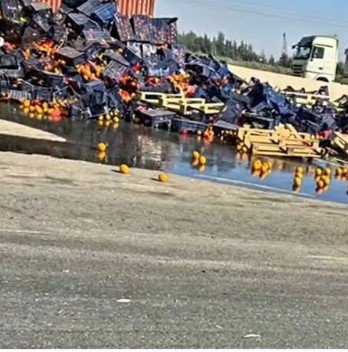 انقلاب مقطورة محملة أطنان برتقال اتجاه طريق الإسماعيلية القاهرة