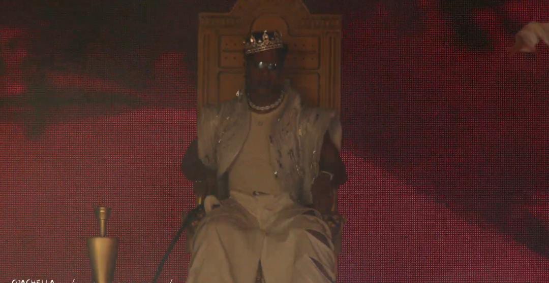 بعد جدل إطلالته في حفله السابق.. محمد رمضان بالشيشة والتاج في حفله بـ كوتشيلا