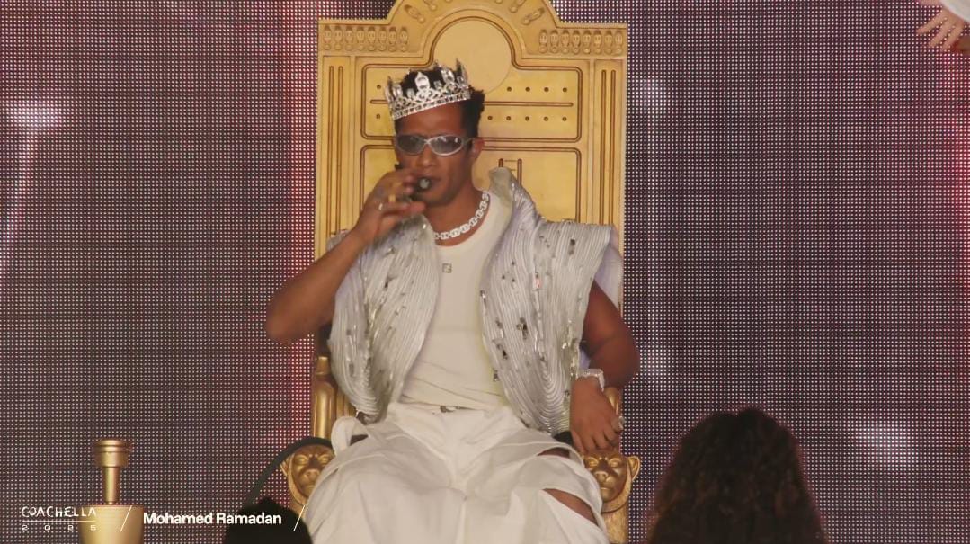 بعد جدل إطلالته في حفله السابق.. محمد رمضان بالشيشة والتاج في حفله بـ كوتشيلا