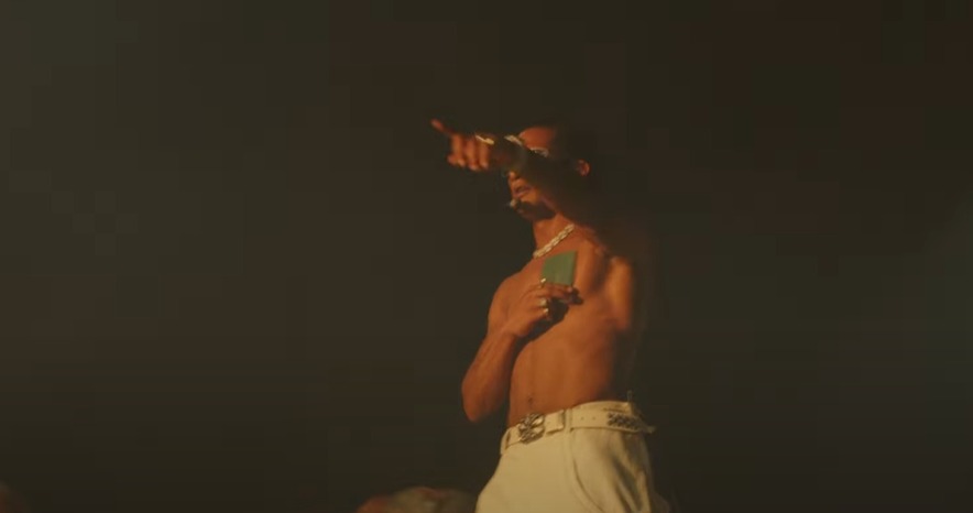 معجب يلقي بالباسبور المصري على المسرح ومحمد رمضان يقبله ويضعه على رأسه خلال حفله بـ أمريكا