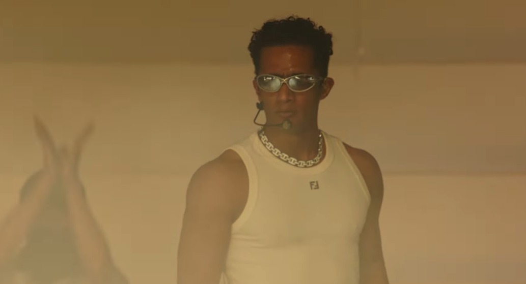 محمد رمضان يقلد الرئيس الراحل محمد أنور السادات على مسرح حفله بـ أمريكا