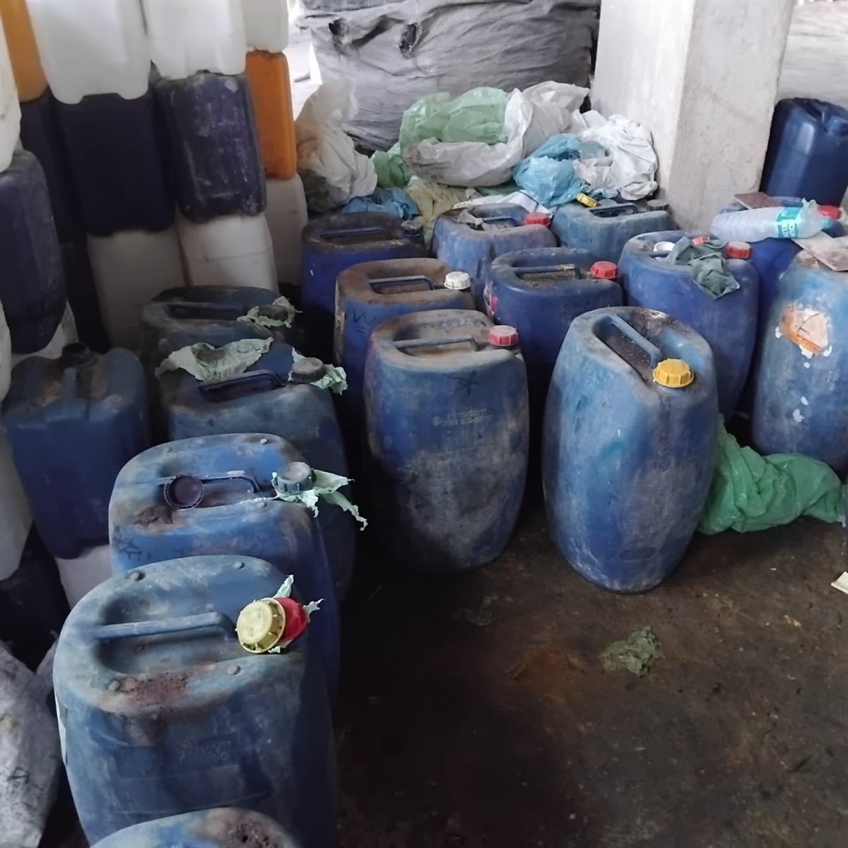 ضبط منشأة مخالفة لإنتاج المخصبات الزراعية بالمنوفية 