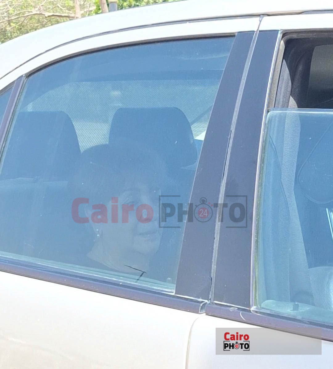 وصول الإعلامية سناء منصور إلى مسجد الشرطة بالشيخ زايد استعدادًا لأداء صلاة الجنازة على زوجها