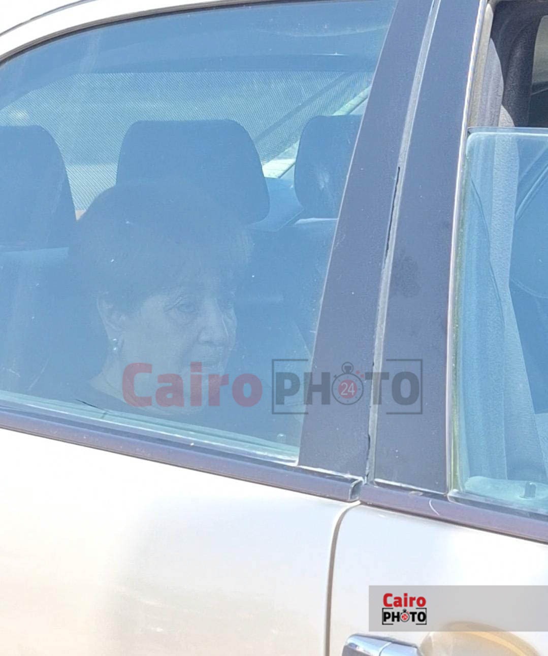 وصول الإعلامية سناء منصور إلى مسجد الشرطة بالشيخ زايد استعدادًا لأداء صلاة الجنازة على زوجها