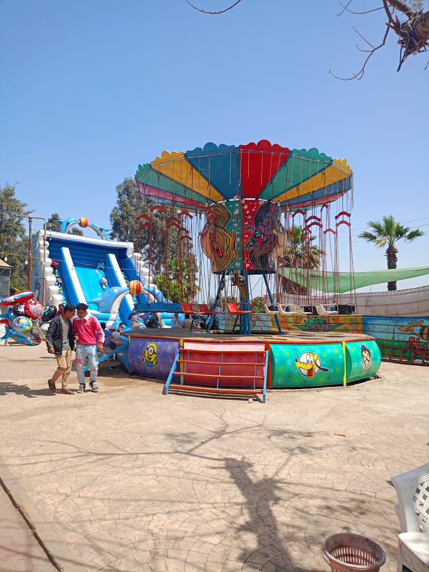 إقبال كبير من المواطنين على المتنزهات والشواطئ بالبحيرة 