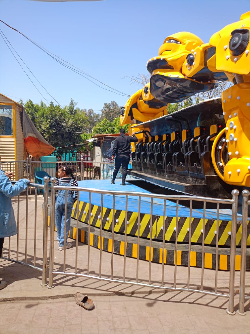 إقبال كبير من المواطنين على المتنزهات والشواطئ بالبحيرة 