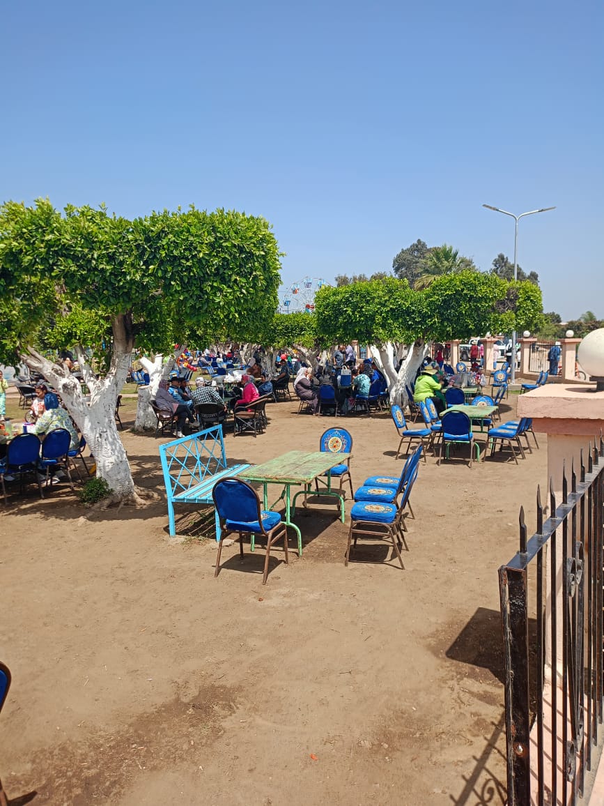 إقبال كبير من المواطنين على المتنزهات والشواطئ بالبحيرة 