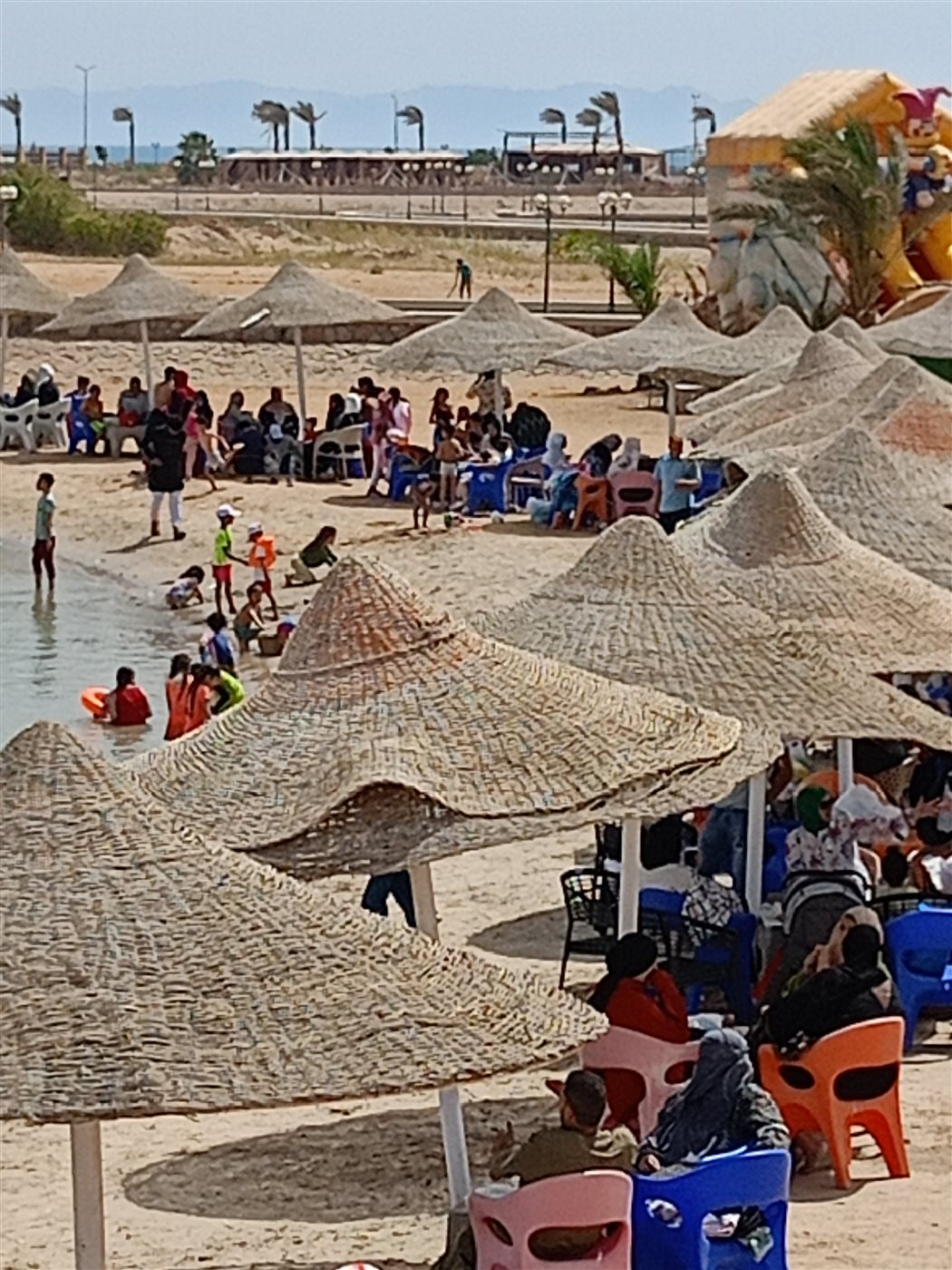 الإقبال على شواطئ شرم الشيخ