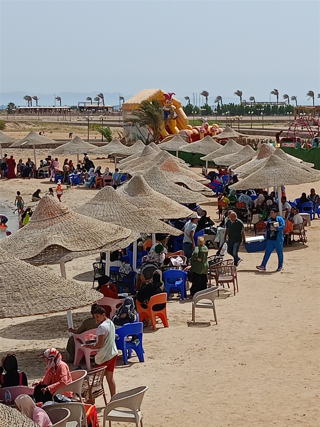 الإقبال على شواطئ شرم الشيخ