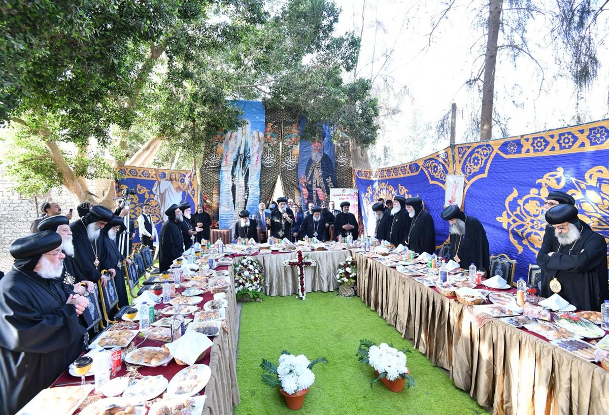 قداسة البابا يلتقي أحبار الكنيسة على مائدة إفطار شم النسيم في دير السريان