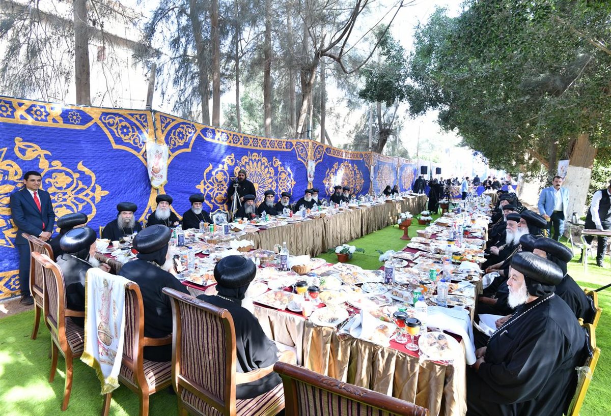 قداسة البابا يلتقي أحبار الكنيسة على مائدة إفطار شم النسيم في دير السريان