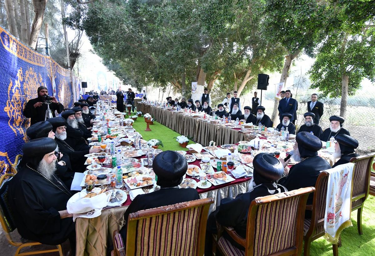 قداسة البابا يلتقي أحبار الكنيسة على مائدة إفطار شم النسيم في دير السريان