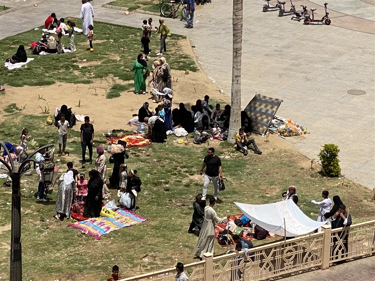 أهالي الأقصر يهربون بالخيام من الجو للاحتفال بشم النسيم