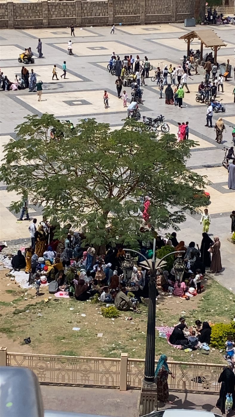 أهالي الأقصر يهربون بالخيام من الجو للاحتفال بشم النسيم