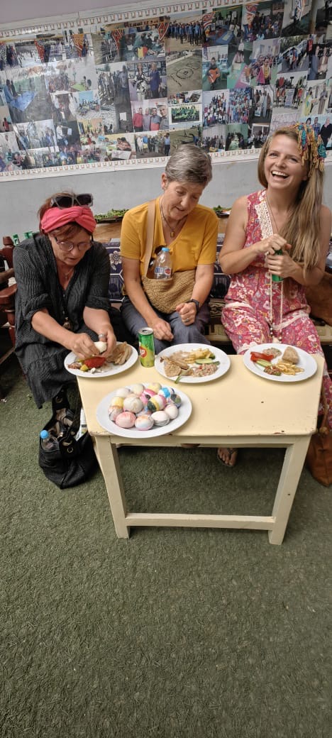 سائحين المان يأكلون الفسيخ في شم النسيم بالأقصر