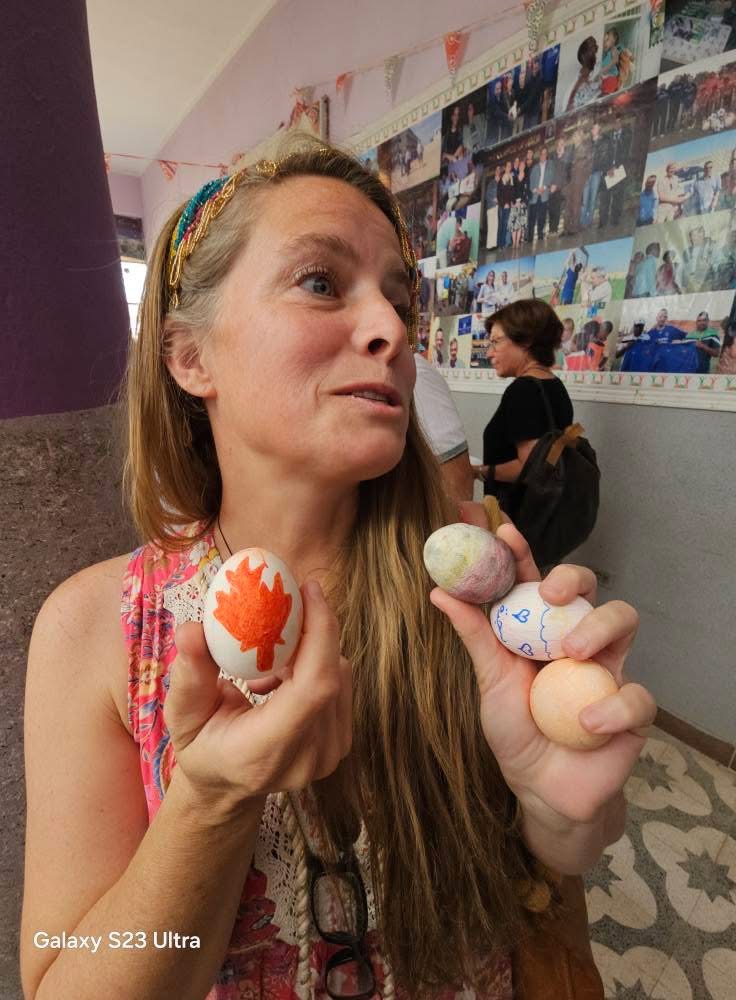 سائحين المان يأكلون الفسيخ في شم النسيم بالأقصر