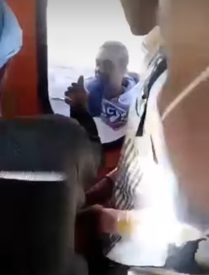 لقطات من فيديو شاب معلق بباب قطار سكة حديد