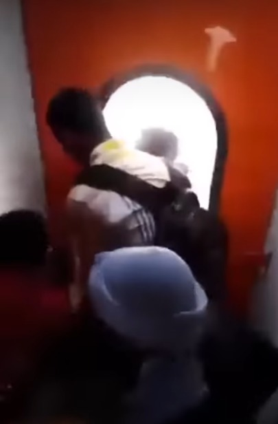 لقطات من فيديو شاب معلق بباب قطار سكة حديد