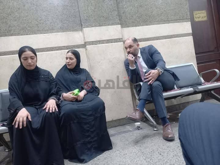 الفتاتين صاحبتي فيديو الرقص داخل عربات مترو