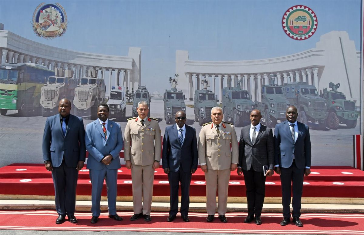 مجمع الصناعات الهندسية لإدارة المركبات بالقوات المسلحة يستقبل وفد أوغندي