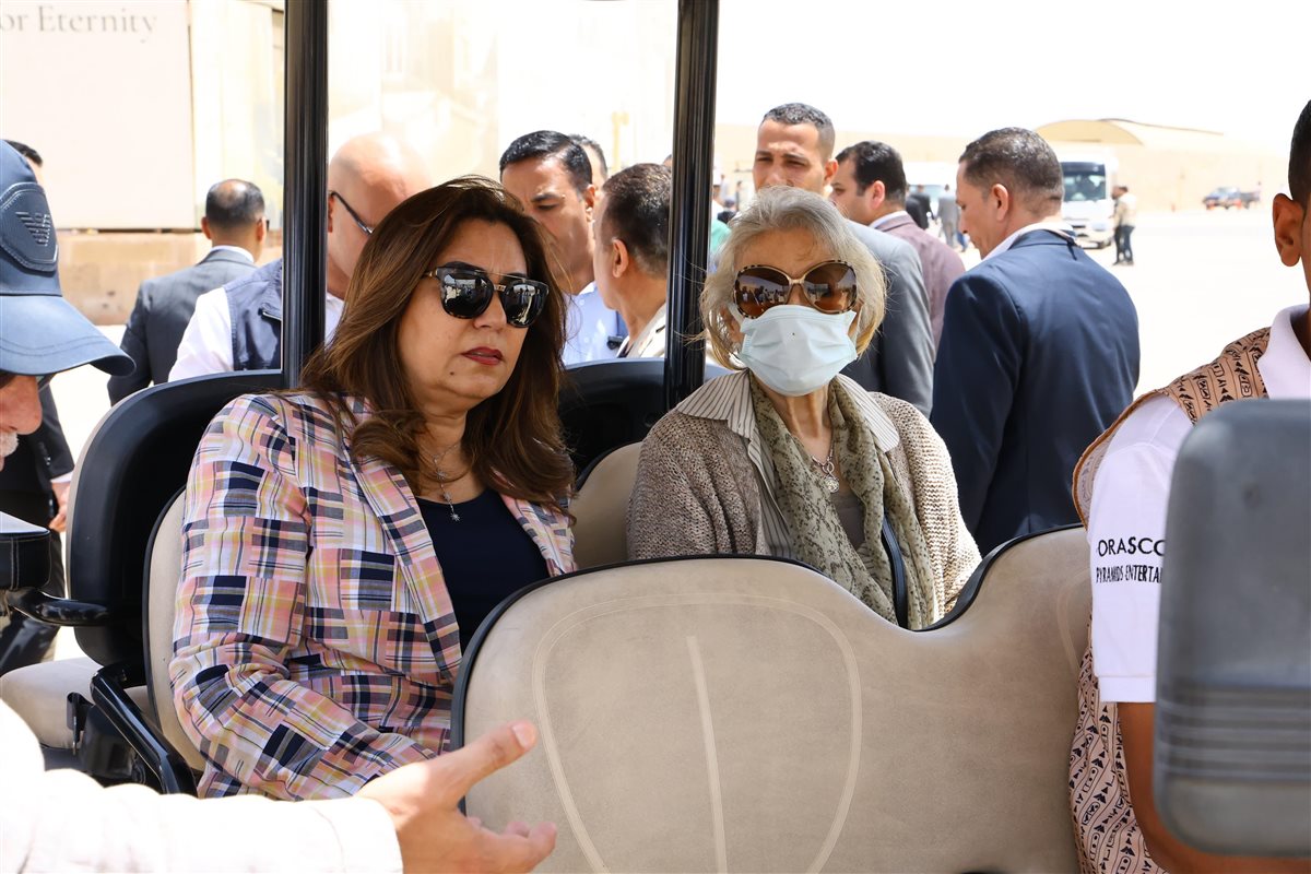 متابعة التشغيل التجريبى لأعمال تطوير المنطقة الأثرية بالأهرامات