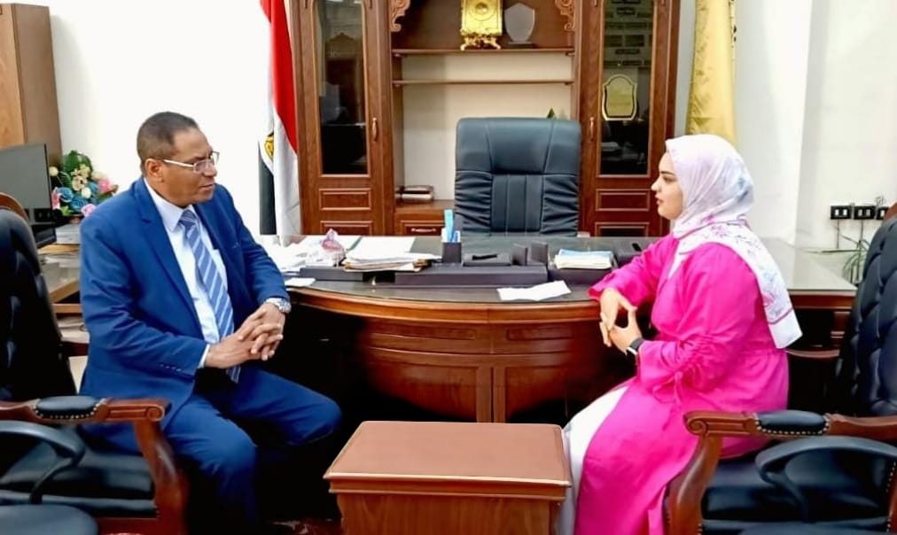 عميد كلية التجارة بجامعة حلوان مع محررة القاهرة 24