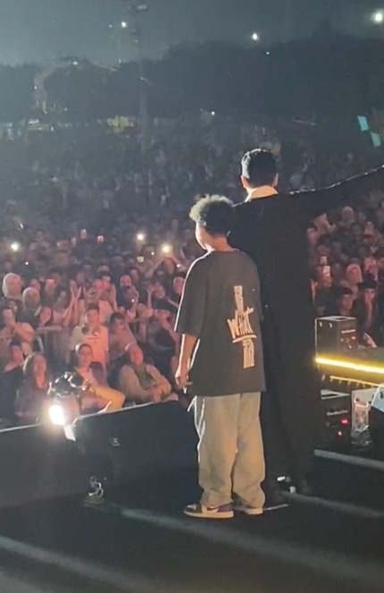 حمادة هلال يصطحب نجله على المسرح بحفله في نادي الشمس: عمل دور حلو في المداح وادعوله ربنا يوفقه