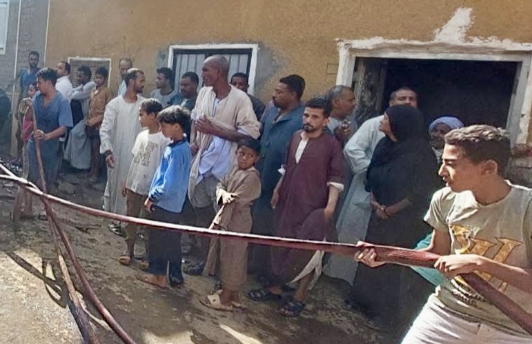 السيطرة على حريق هائل بإسنا 