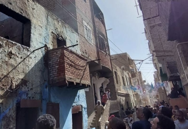 السيطرة على حريق هائل بإسنا 