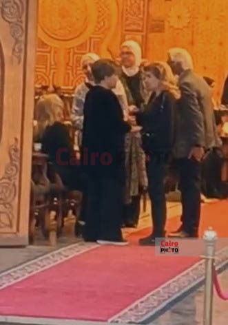 أحمد حلمي وعمرو الليثي يقدمان واجب العزاء في زوج الإعلامية سناء منصور بمسجد الشرطة بالشيخ زايد