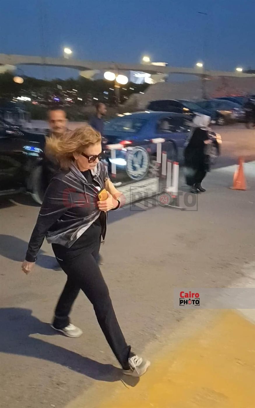 أحمد حلمي وعمرو الليثي يقدمان واجب العزاء في زوج الإعلامية سناء منصور بمسجد الشرطة بالشيخ زايد