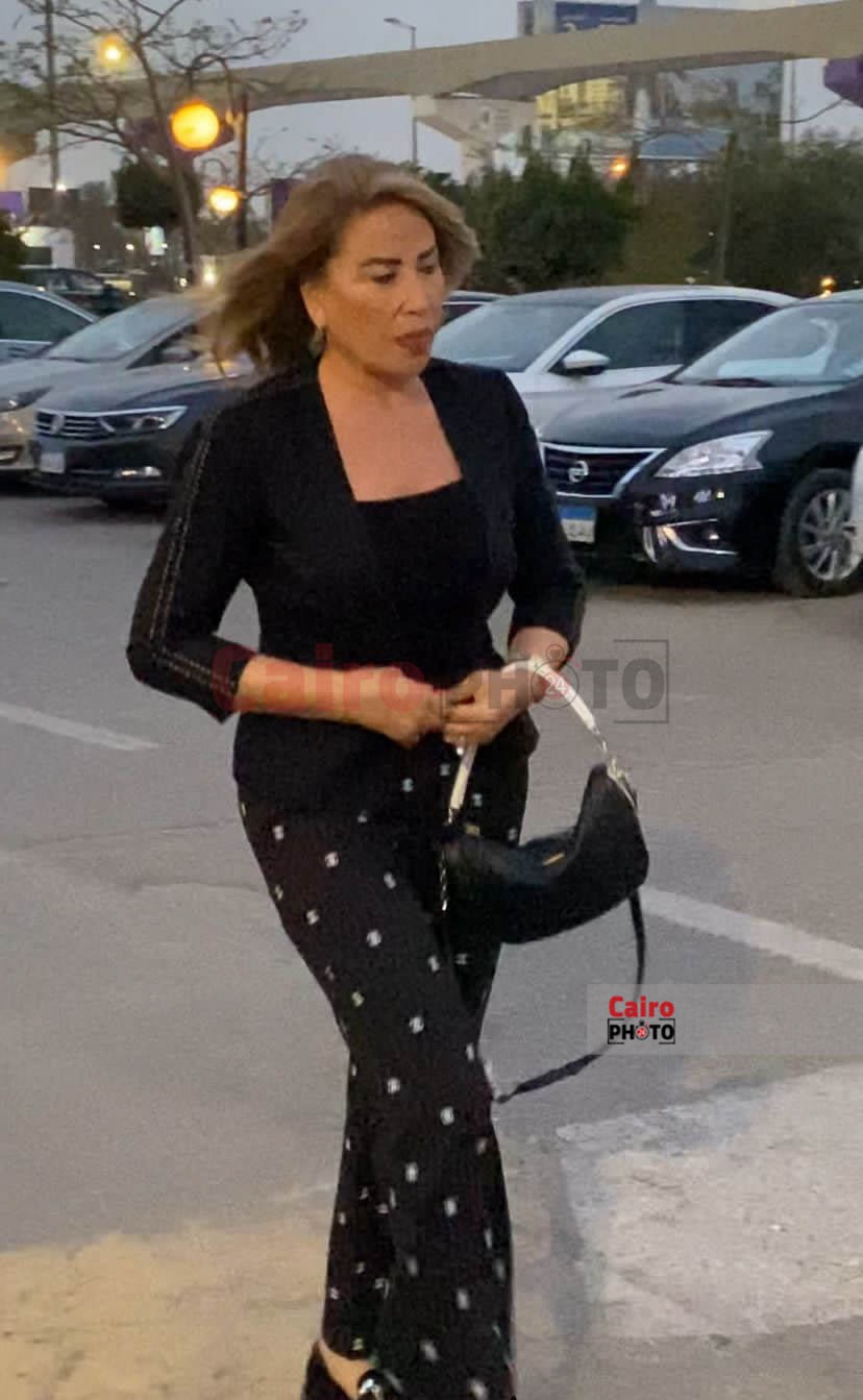 أحمد حلمي وعمرو الليثي يقدمان واجب العزاء في زوج الإعلامية سناء منصور بمسجد الشرطة بالشيخ زايد