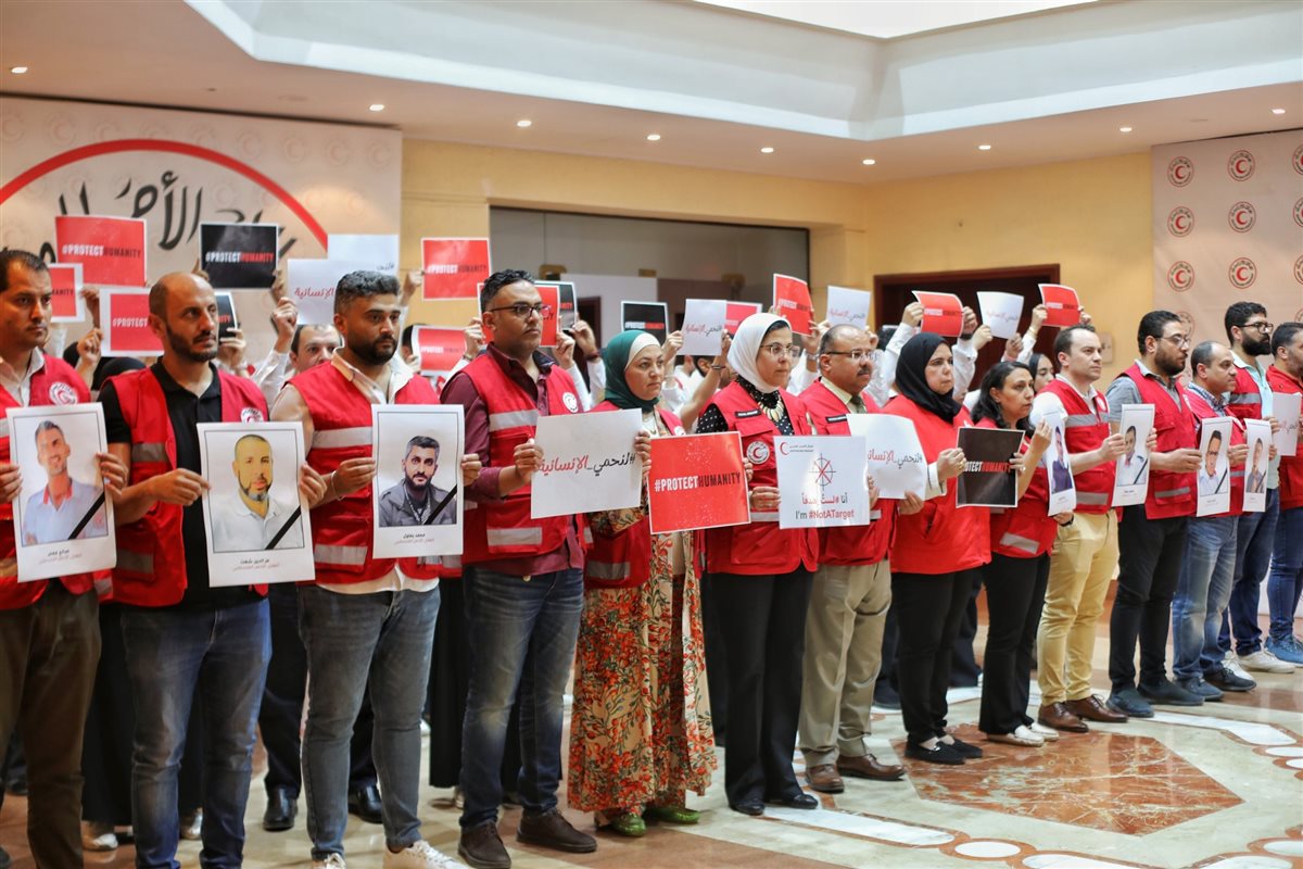 وقفة تضامنية للهلال الأحمر المصري مع أرواح المسعفين الفلسطينيين