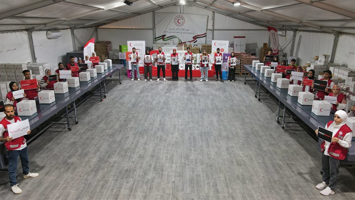 وقفة تضامنية للهلال الأحمر المصري مع أرواح المسعفين الفلسطينيين