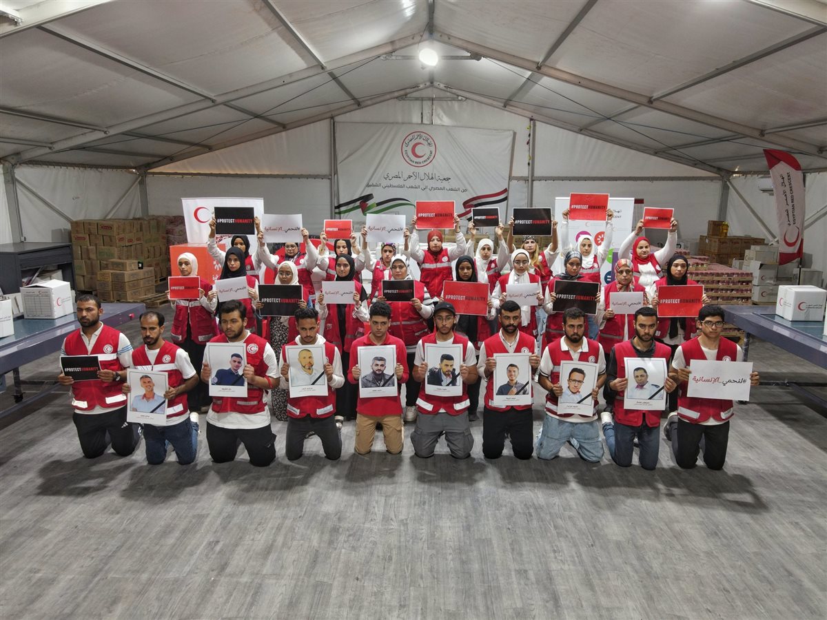 وقفة تضامنية للهلال الأحمر المصري مع أرواح المسعفين الفلسطينيين