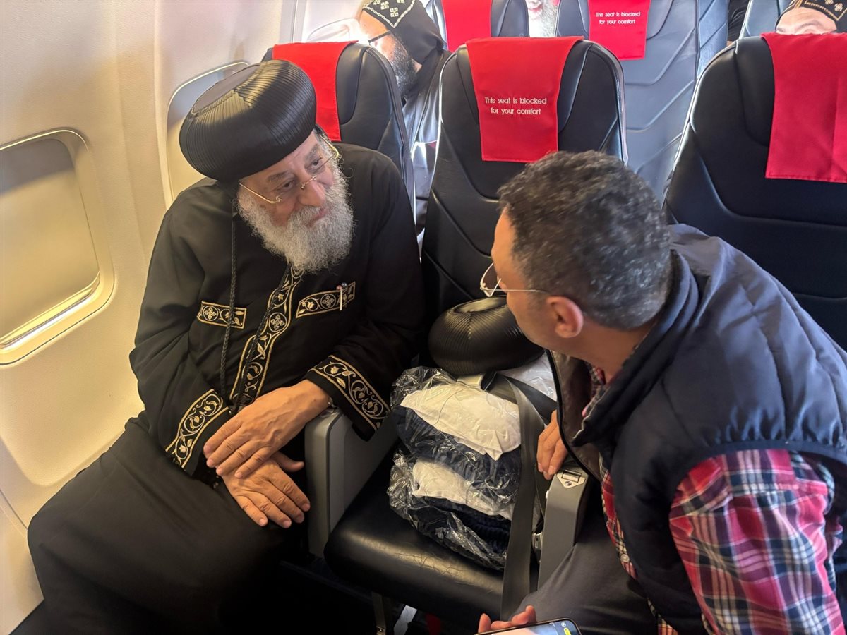 البابا تواضروس الثاني يجلس مع مجموعة من أبناء الكنيسة في الطائرة إلى بولندا  