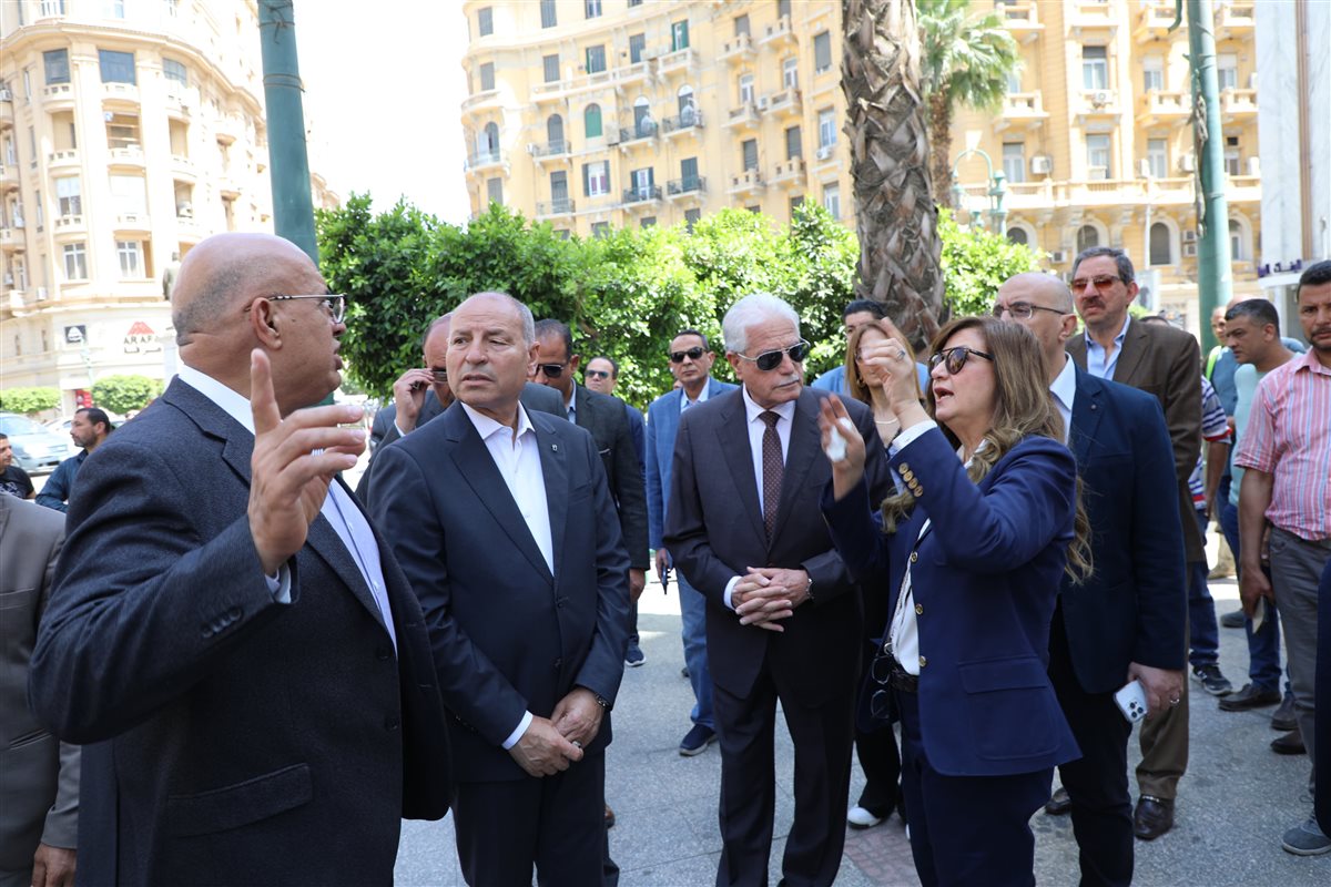 مستشار رئيس الجمهورية ومحافظ القاهرة خلال جولتهما في وسط البلد<br> 